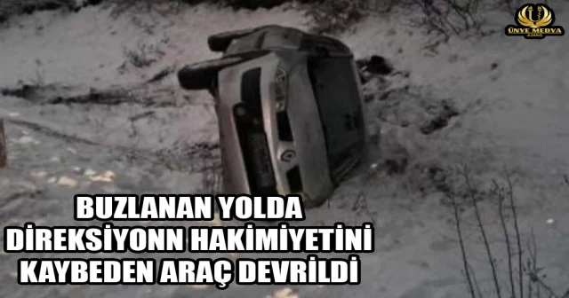 BUZLANAN YOLDA DİREKSİYONN HAKİMİYETİNİ KAYBEDEN ARAÇ DEVRİLDİ