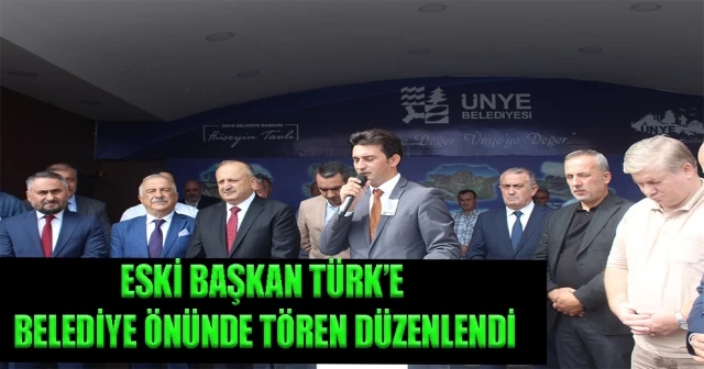 ESKİ BAŞKAN TÜRK’E BELEDİYE ÖNÜNDE TÖREN DÜZENLENDİ