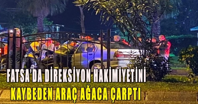 FATSA’DA DİREKSİYON HAKİMİYETİNİ KAYBEDEN ARAÇ AĞACA ÇARPTI