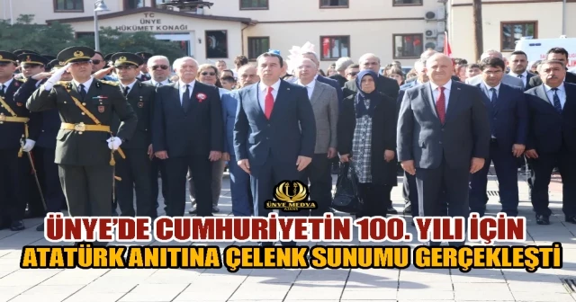 ÜNYE’DE CUMHURİYETİN 100. YILI İÇİN ATATÜRK ANITINA ÇELENK SUNUMU GERÇEKLEŞTİ